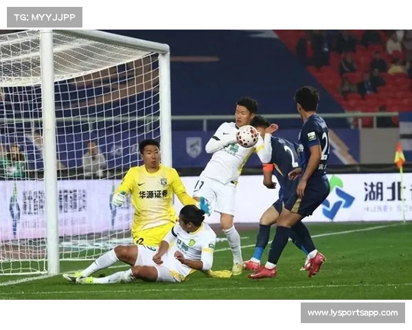武汉三镇门将方镜淇出击失误送礼，国安前场集体反抢制造第二粒进球
